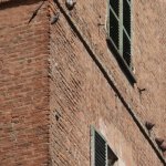 I vasi per uccelli sull’esterno della torre Nord - Foto M. Ferri